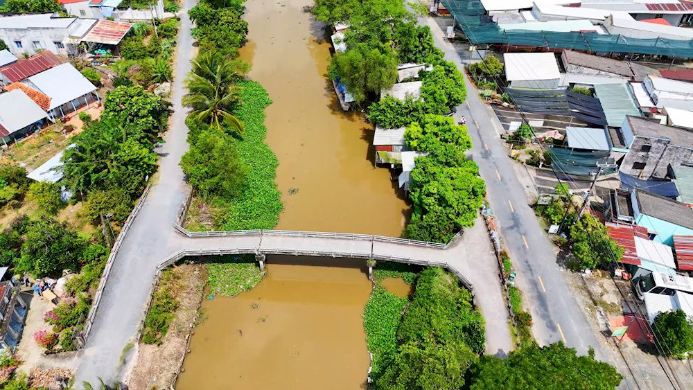 Cây cầu dẫn vào chùa Phước Kiển